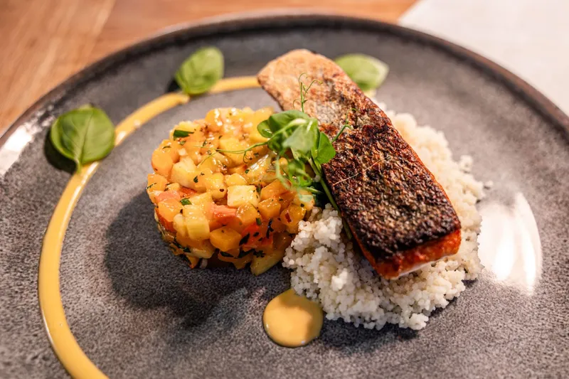 Gebratener Fisch mit knuspriger Haut auf Couscous, dazu Kürbis Apfel Tatar und Senfsauce