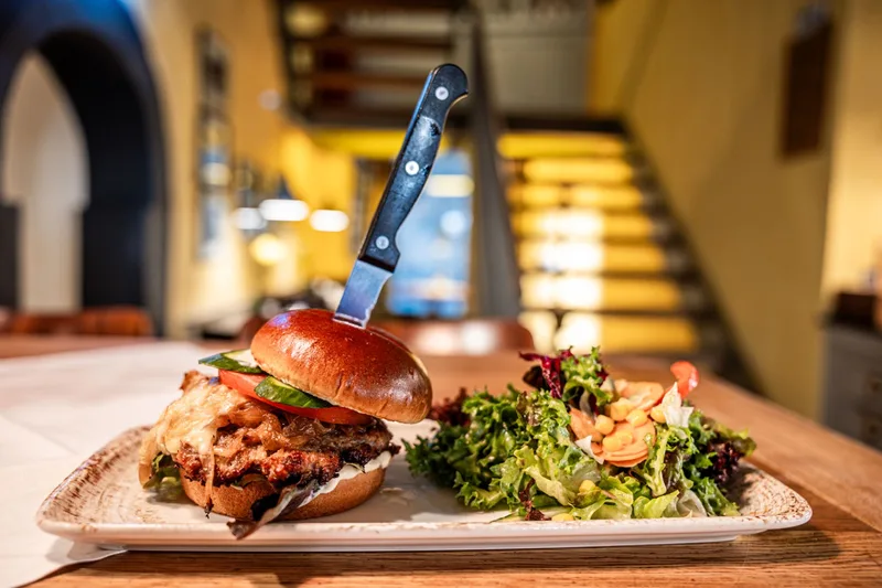Bratwurst Burger mit Käse, Zwiebeln und Salat im Nüsslein in Erfurt