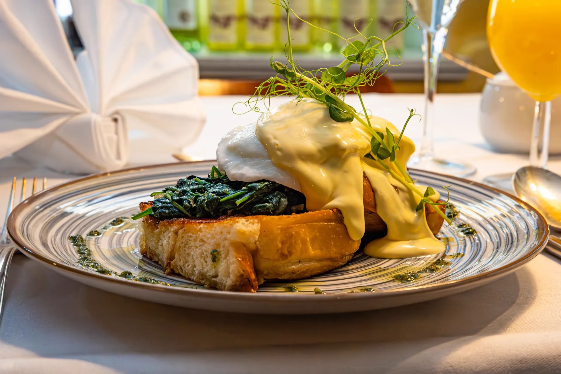 Eggs Benedict mit Blattspinat und Sauce Hollandaise auf Brioche im Café Nüsslein Erfurt