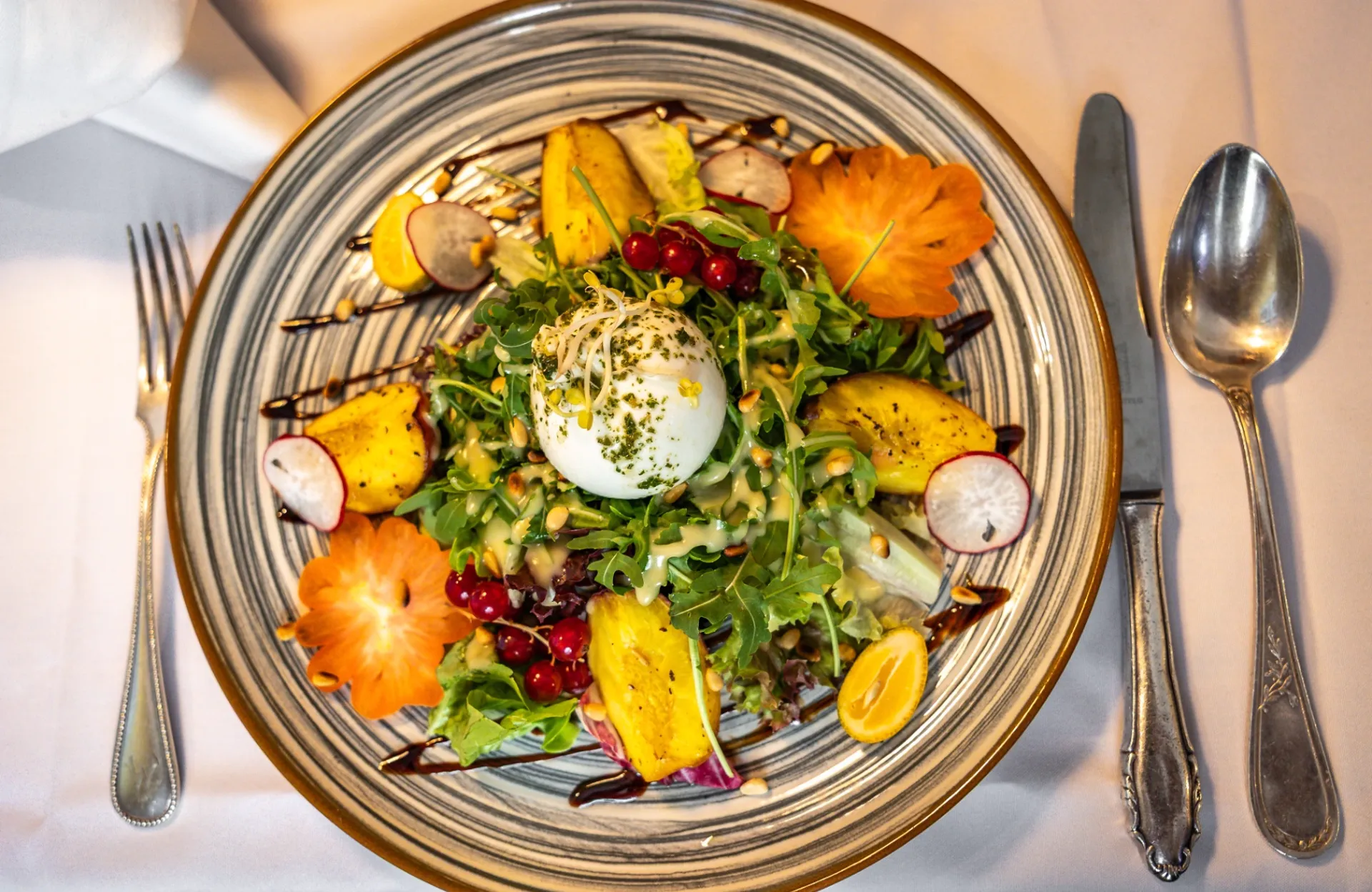 Bunter Salatteller mit Burrata, Beeren und geröstetem Gemüse im Restaurant Nüsslein Erfurt
