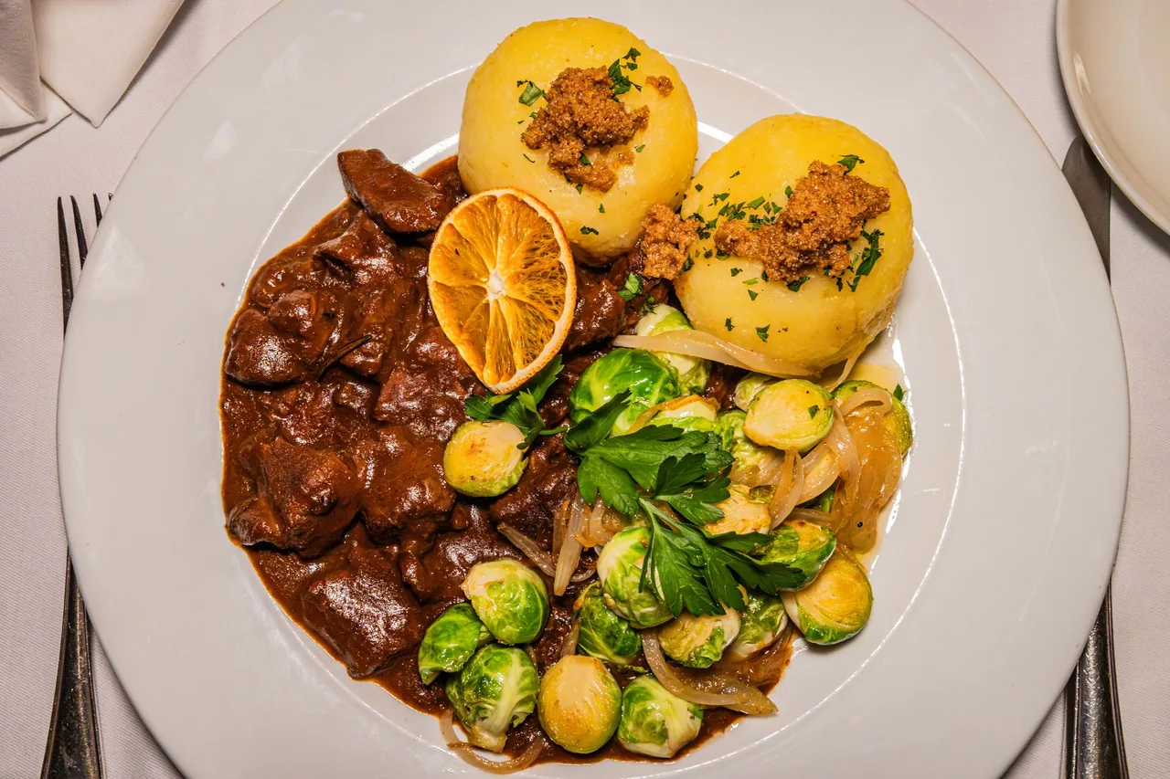 Thüringer Klöße mit geschmortem Gulasch und Rosenkohl im Restaurant Nüsslein Erfurt