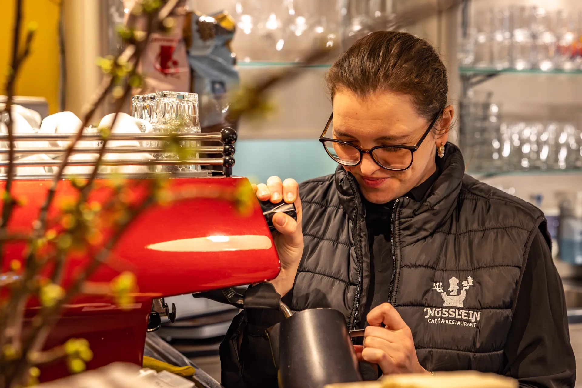 Barista bereitet Kaffee an der Siebträgermaschine im Café Nüsslein Erfurt zu